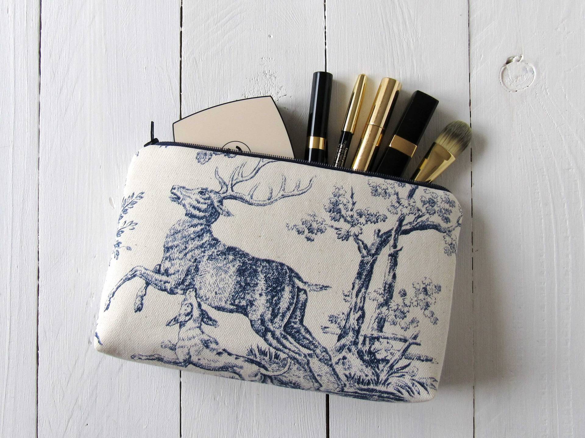 Kosmetiktasche Toile De Jouy Pferde Jagd Blau Beige Baumwolle Gefüttert Makeup Tasche in 2 Größen 8x13 cm Und 13x22 Für Reise Utensilien von HolzundLeinen