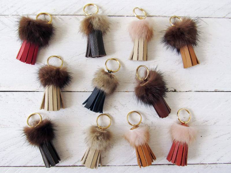 Mini Lederquasten Bunt Für Taschen Schlüsselanhänger Verschiedene Farben Echtleder Und Echtfell Mit Schlüsselring Mini Lederquasten Bunt Für Taschen Schlüsselanhänger Verschiedene Farben Echtleder Und Echtfell Mit Schlüsselring von HolzundLeinen