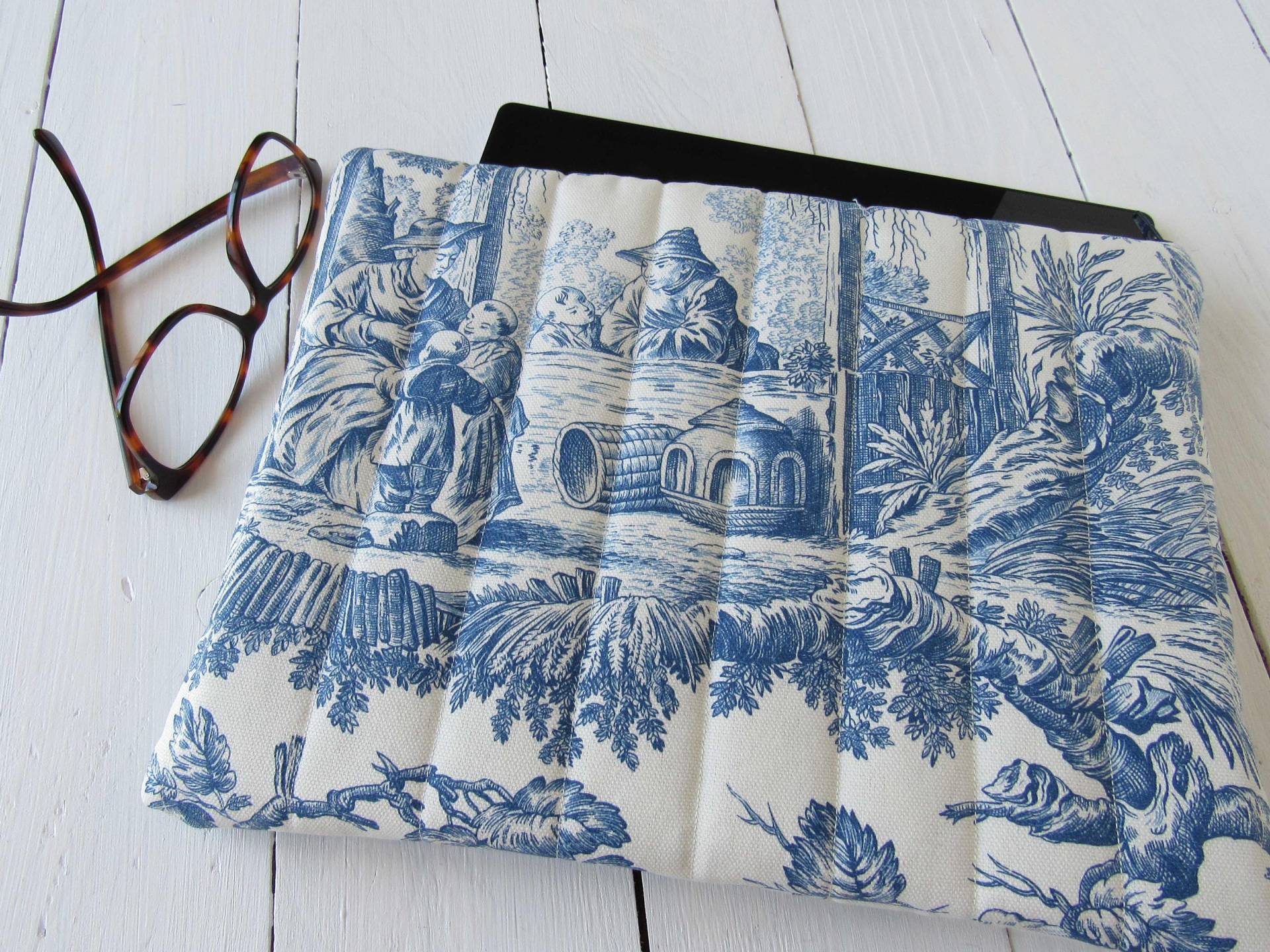 Tablet Hülle Aus Toile De Jouy Chinoiserie Ipad Clutch Blau Cremeweiß Gesteppt Zubehör Schutzhülle von HolzundLeinen