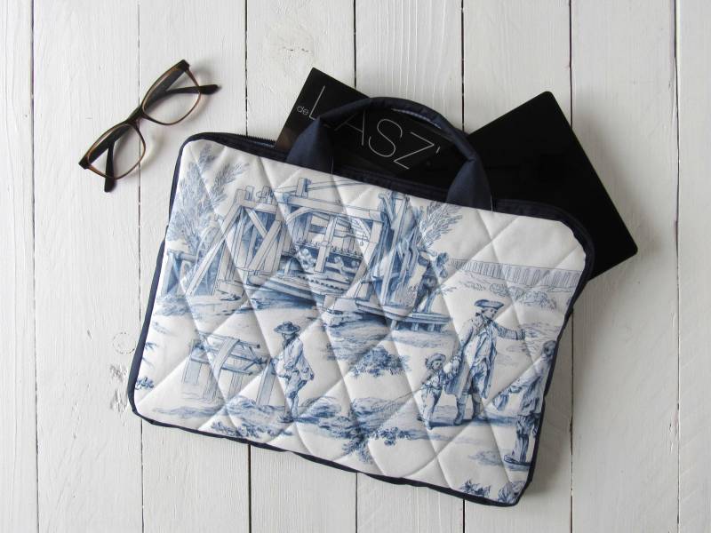 Tasche Toile De Jouy Blau Weiß Mit Griff Für Ipad Hülle Von Hand Gesteppt Tablet Zubehör Schutzhülle Gefüttert Tasche Toile De Jouy Blau Weiß Mit Griff Für Ipad Hülle Von Hand Gesteppt Tablet Zubehör Schutzhülle Gefüttert von HolzundLeinen