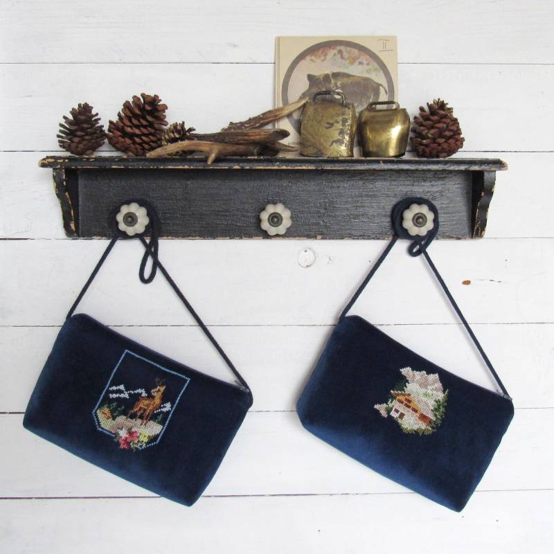 Trachtentasche Aus Samt, Handgesticktes Wappen Bergszene, Futter Vichykaro, Umhängetasche Samt Blau Trachtentasche Aus Samt, Handgesticktes Wappen Bergszene, Futter Vichykaro, Umhängetasche Samt Blau von HolzundLeinen
