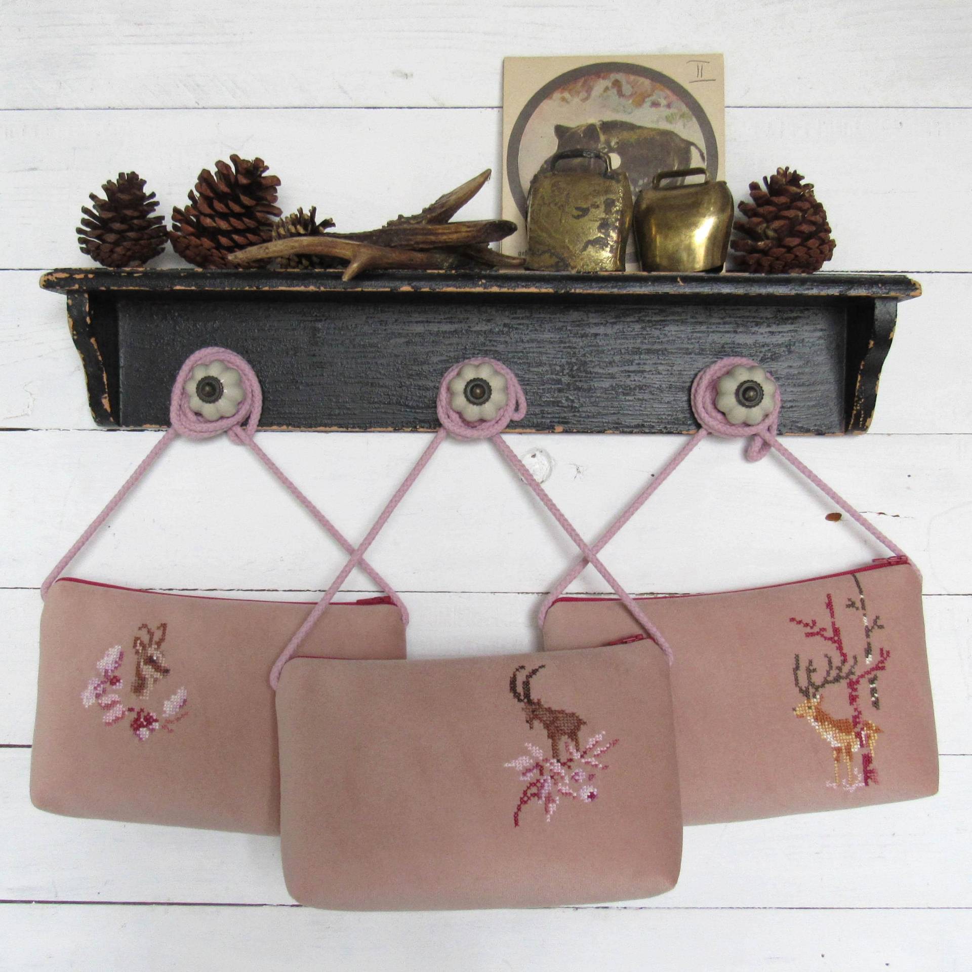 Trachtentasche Aus Samt Rose Bayern Wappen Raute Stickerei, Kleine Makeup Tasche Geschenkidee Oktoberfest von HolzundLeinen