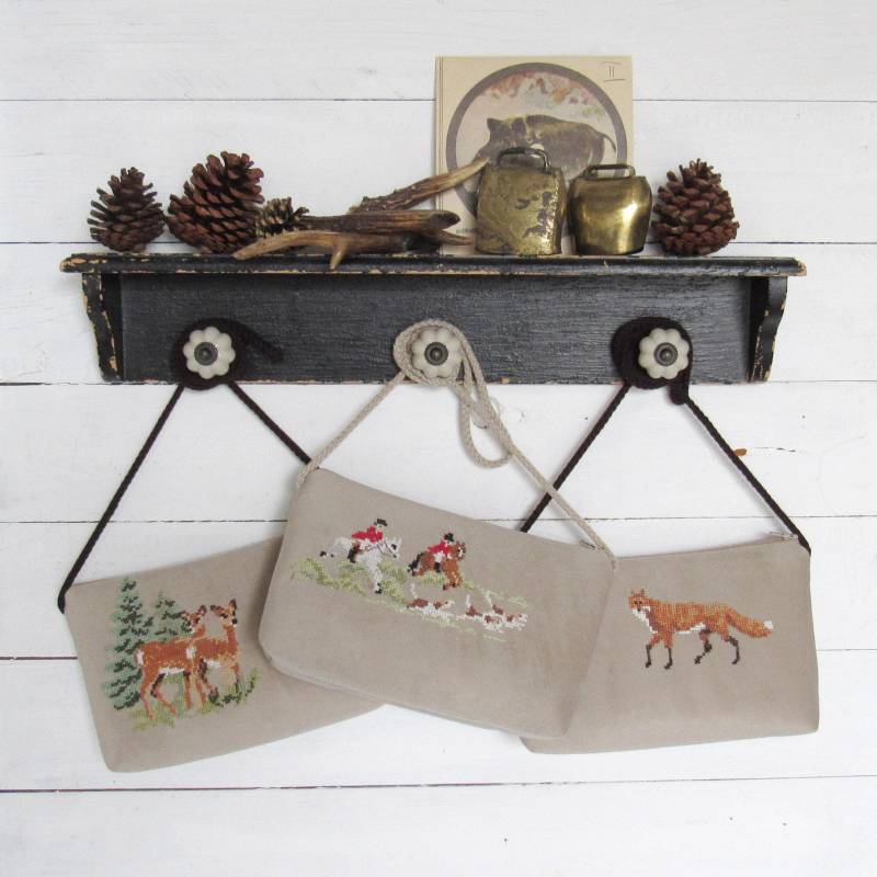 Umhängetasche Aus Samt in Beige Mit Handgestickten Motiven, Stickerei Fuchs, Rehe Oder Jagd Makeup Tasche Geschenkidee Oktoberfest Umhängetasche Aus Samt in Beige Mit Handgestickten Motiven, Stickerei Fuchs, Rehe Oder Jagd Makeup Tasche Geschenkidee Oktoberfest von HolzundLeinen