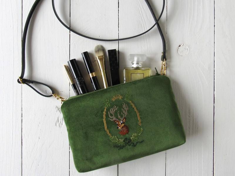 Umhängetasche Aus Samt, Handgesticktes Wappen, Hirsch Oder Löwen, Futter Vichykaro, Trachtentasche Samt Grün Umhängetasche Aus Samt, Handgesticktes Wappen, Hirsch Oder Löwen, Futter Vichykaro, Trachtentasche Samt Grün von HolzundLeinen