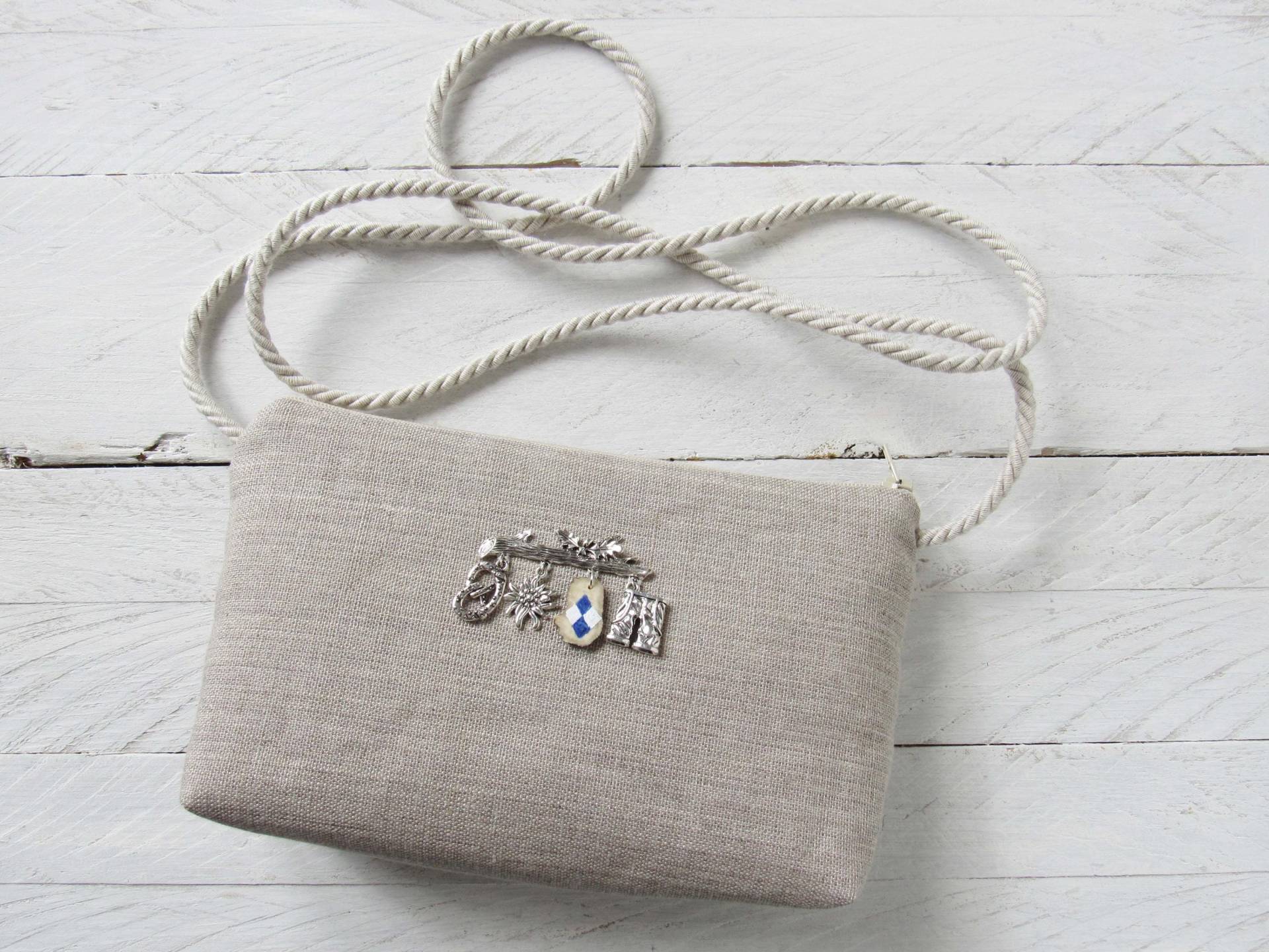 Umhängetasche Tracht, Tasche Landhaus, Schmuck Silber Brosche, Dirndltasche Trachtenstil Reines Leinen Landhausstil Alpenglück von HolzundLeinen