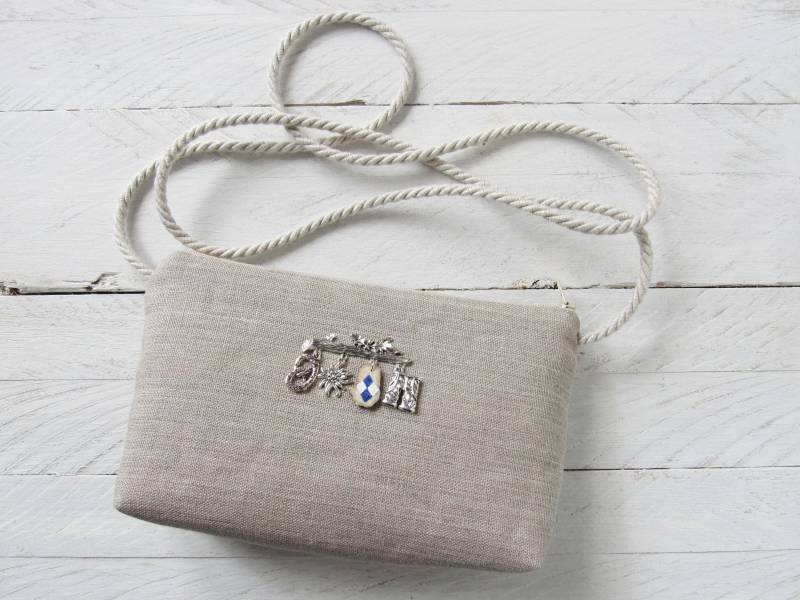 Umhängetasche Tracht, Tasche Landhaus, Schmuck Silber Brosche, Dirndltasche Trachtenstil Reines Leinen Landhausstil Alpenglück Umhängetasche Tracht, Tasche Landhaus, Schmuck Silber Brosche, Dirndltasche Trachtenstil Reines Leinen Landhausstil Alpenglück von HolzundLeinen