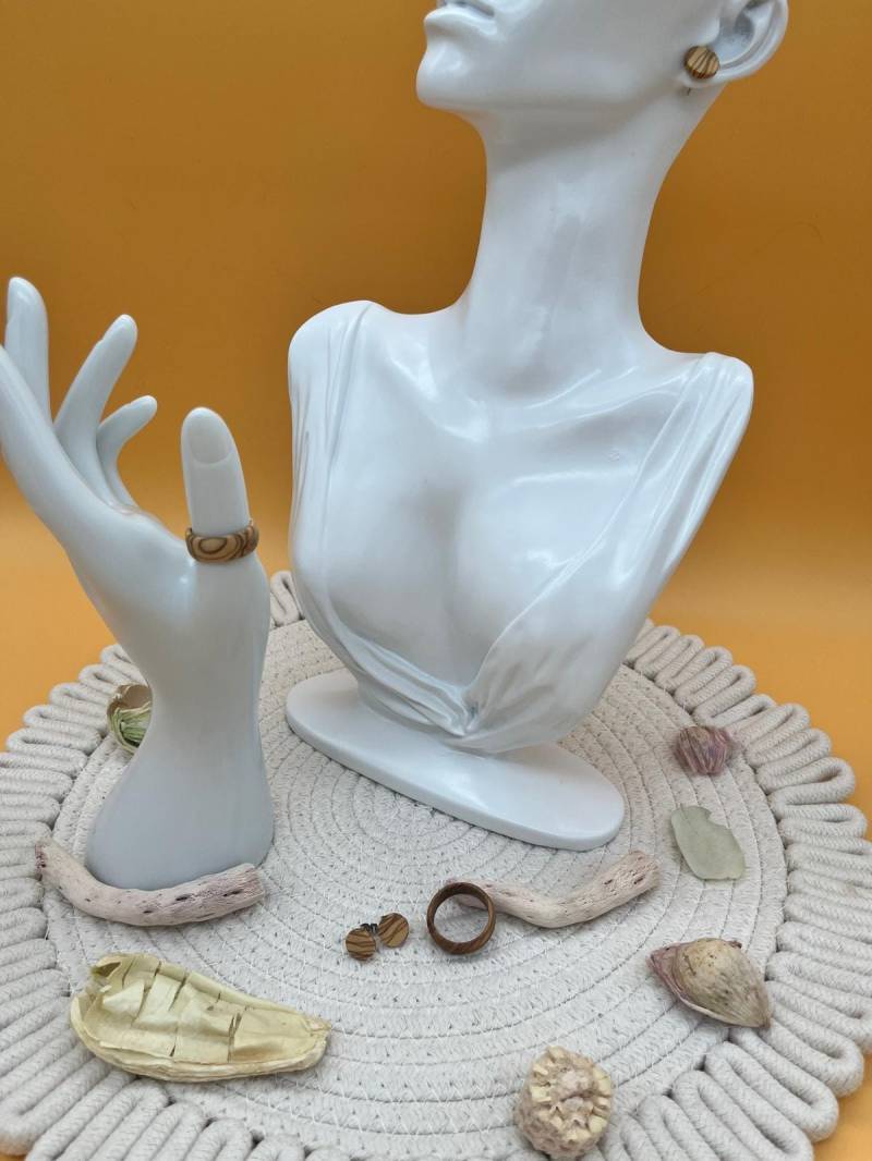 Handgefertigter Ring Und Ohrstecker Aus Olivenholz | Natürlicher Holzschmuck Nachhaltiger Schmuck Für Sie & Ihn Handgefertigter Ring Und Ohrstecker Aus Olivenholz | Natürlicher Holzschmuck Nachhaltiger Schmuck Für Sie & Ihn von Holzwebsi