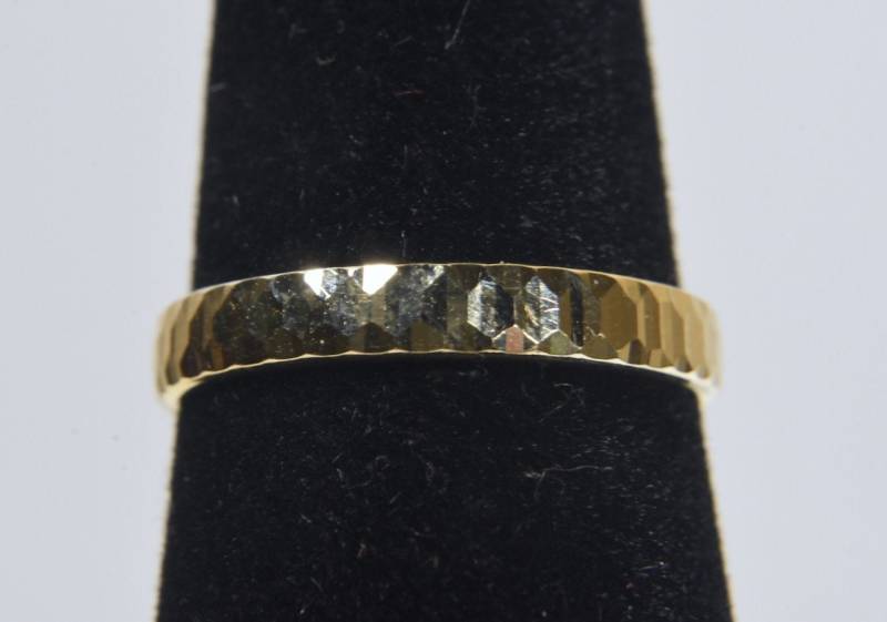 14K Gelbgold Facettierter Bandring - Größe 6 von HomeAgainVintageCo