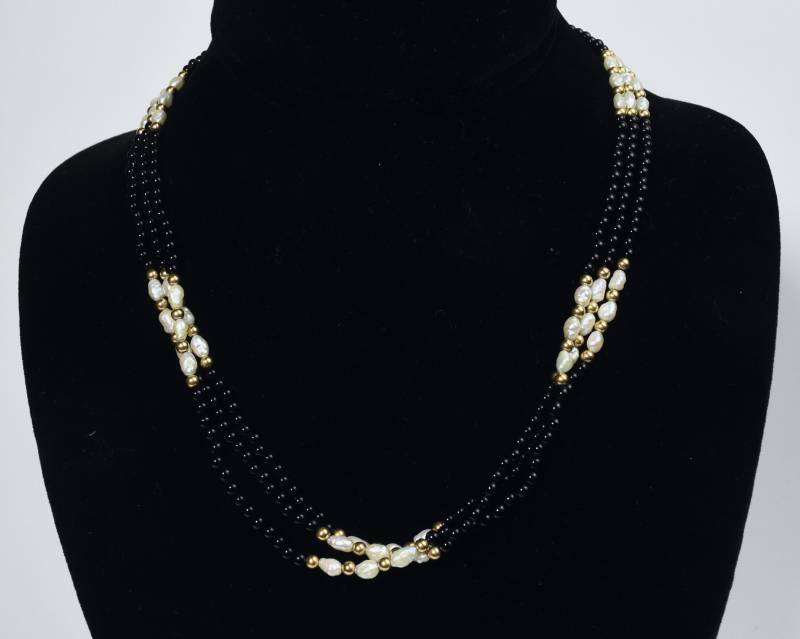 14K Gold, Schwarzer Onyx Und Süßwasserperle Triple Strang Halskette von HomeAgainVintageCo