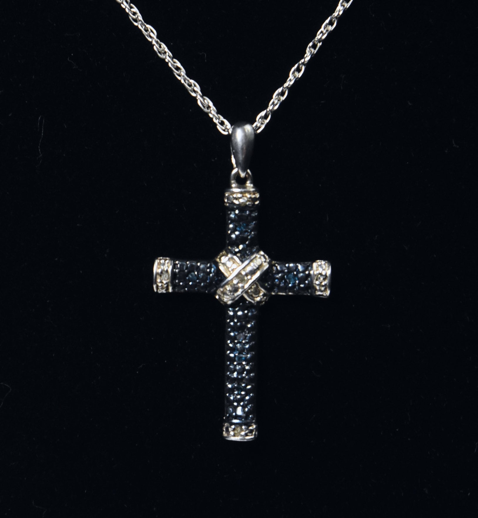 Blaue Und Weiße Diamant Sterling Silber Kreuz Anhänger Auf Halskette von HomeAgainVintageCo