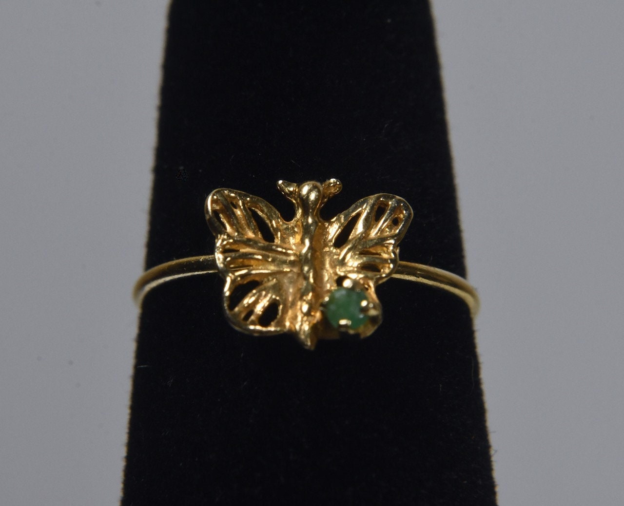 Entzückender 14K Gelbgold Schmetterlingsring Mit Smaragdakzent - Größe 75 Mm Entzückender 14K Gelbgold Schmetterlingsring Mit Smaragdakzent - Größe 75 Mm von HomeAgainVintageCo