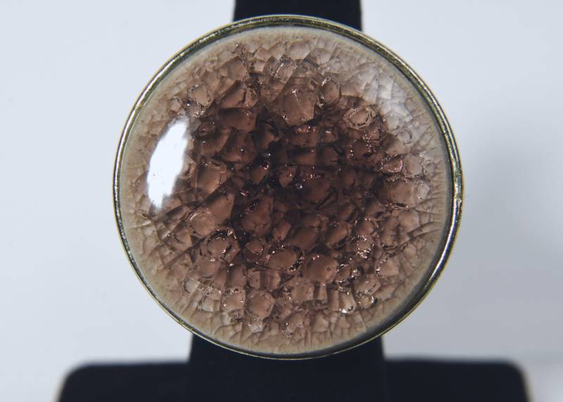Großer Moderner Ring Aus Kunststoff Und Craquelée Glas - Größe 17.5 cm von HomeAgainVintageCo