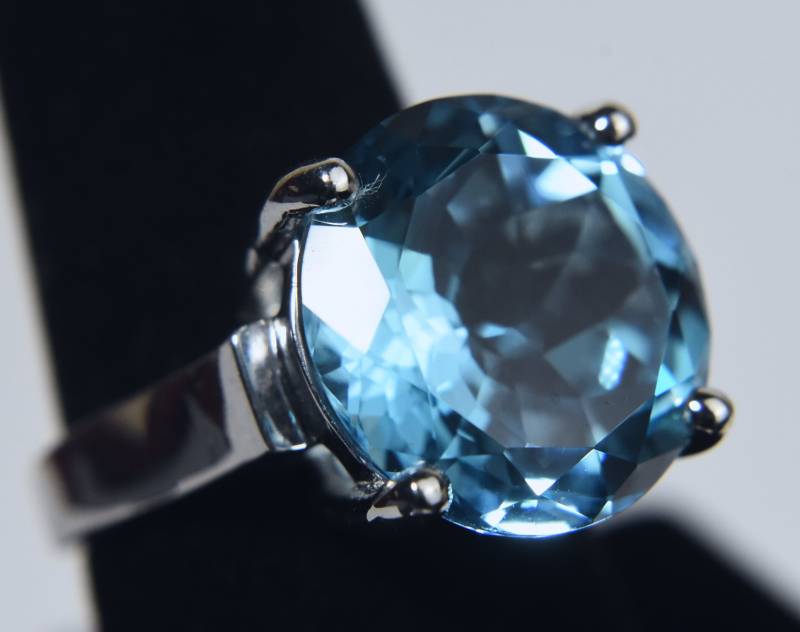Großer Runder Brillanter Blauer Topas-sterlingsilberring - Größe 8 von HomeAgainVintageCo