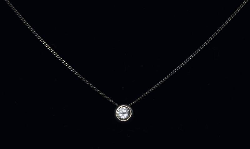 Kleine Sterling Silber Bezel Set Kristall Anhänger Auf Halskette von HomeAgainVintageCo