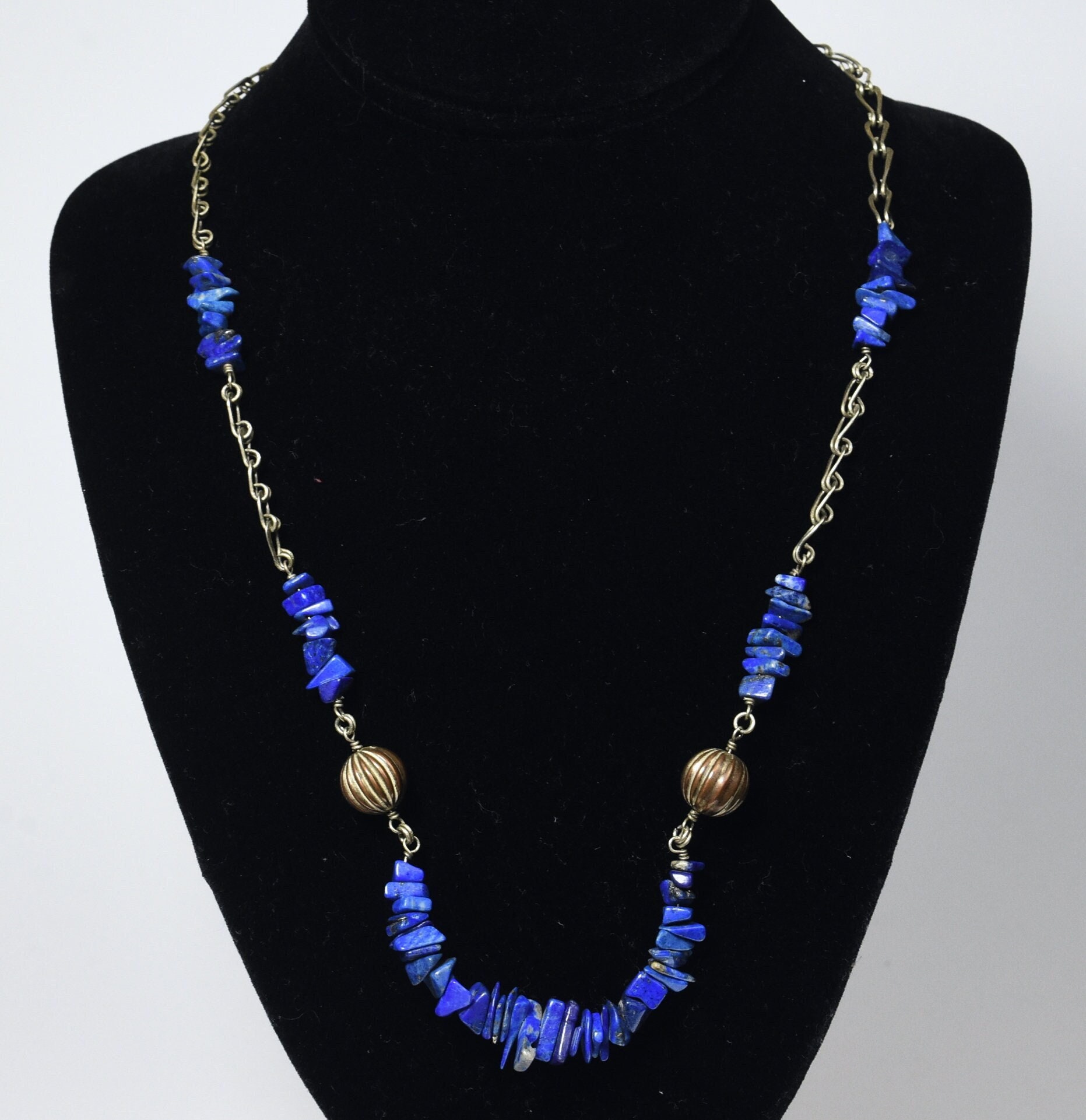 Lapis Lazuli Chip Perlenkette Halskette Mit Geriffelte Kupferperlen Lapis Lazuli Chip Perlenkette Halskette Mit Geriffelte Kupferperlen von HomeAgainVintageCo