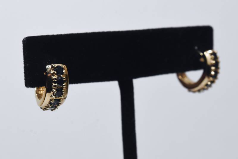 Ross-Simons - Gold Vermeil Blauer Saphir Huggie Ohrringe von HomeAgainVintageCo