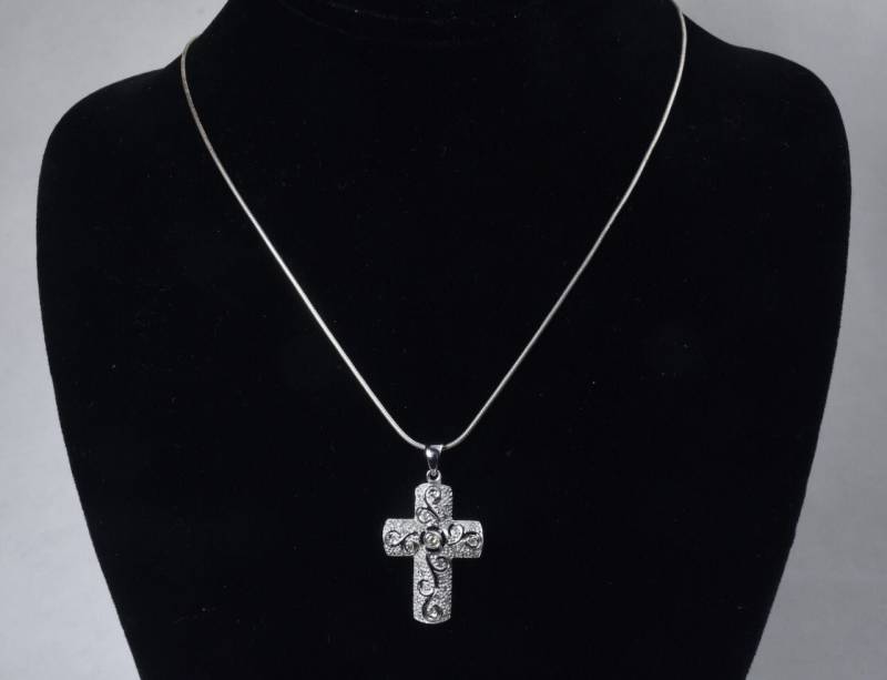 Sterling Silber Kruzifix Mit Stein Auf Halskette von HomeAgainVintageCo