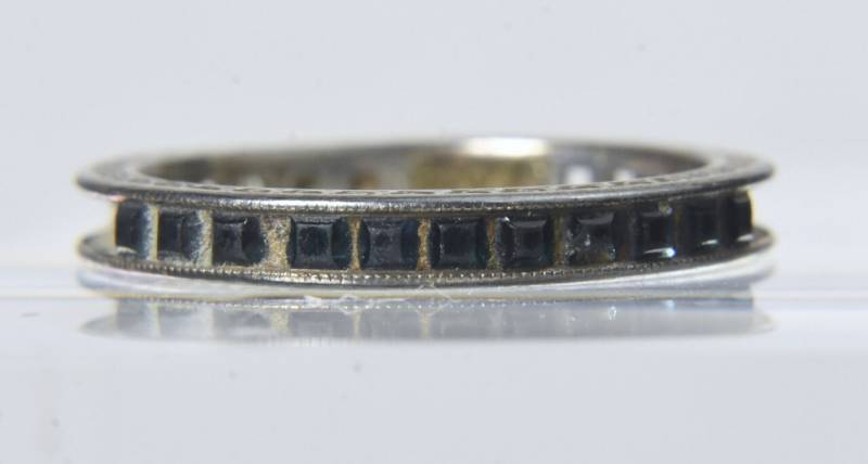 Vintage Sterling Silber Band Mit Channel Set Square Cut Edelsteinen | Fehlende Steine - Größe 6, 5 von HomeAgainVintageCo