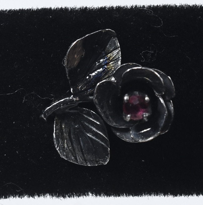 Vintage Zierliche Silberne Rosa Saphir-Blumen-Ohrstecker von HomeAgainVintageCo