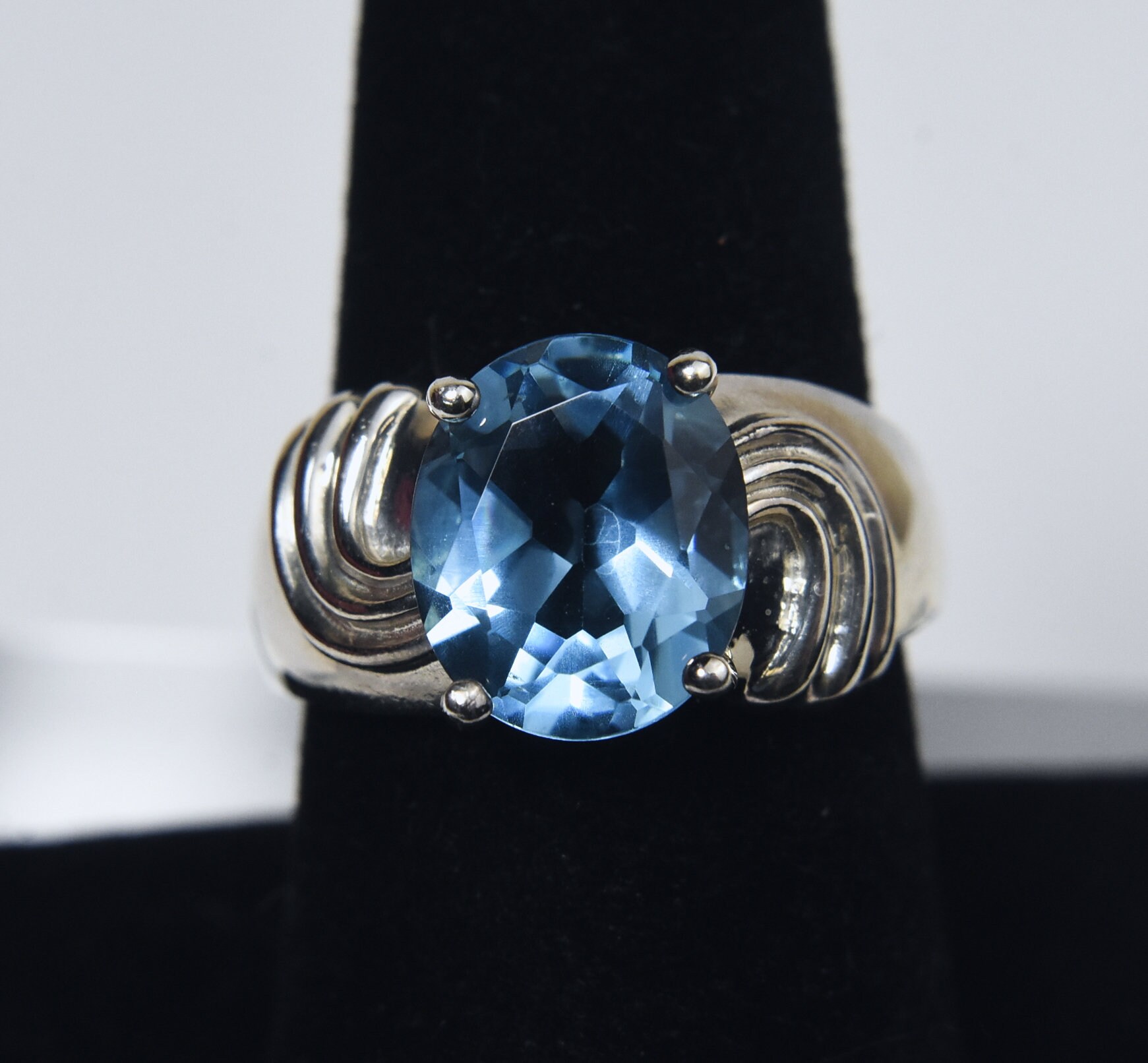 sterling Silber Blautopas Gerippt Modernes Design Ring - Größe 8 von HomeAgainVintageCo