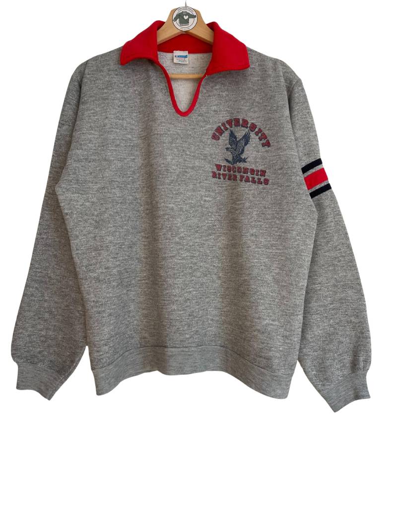 Champion Vintage Sweater Gr. M Grau Oversized V-Ausschnitt Kragen Rot 80Er 80S University Wisconsin River Falls Print Made in U.s.a von HomeAloneVintageDE