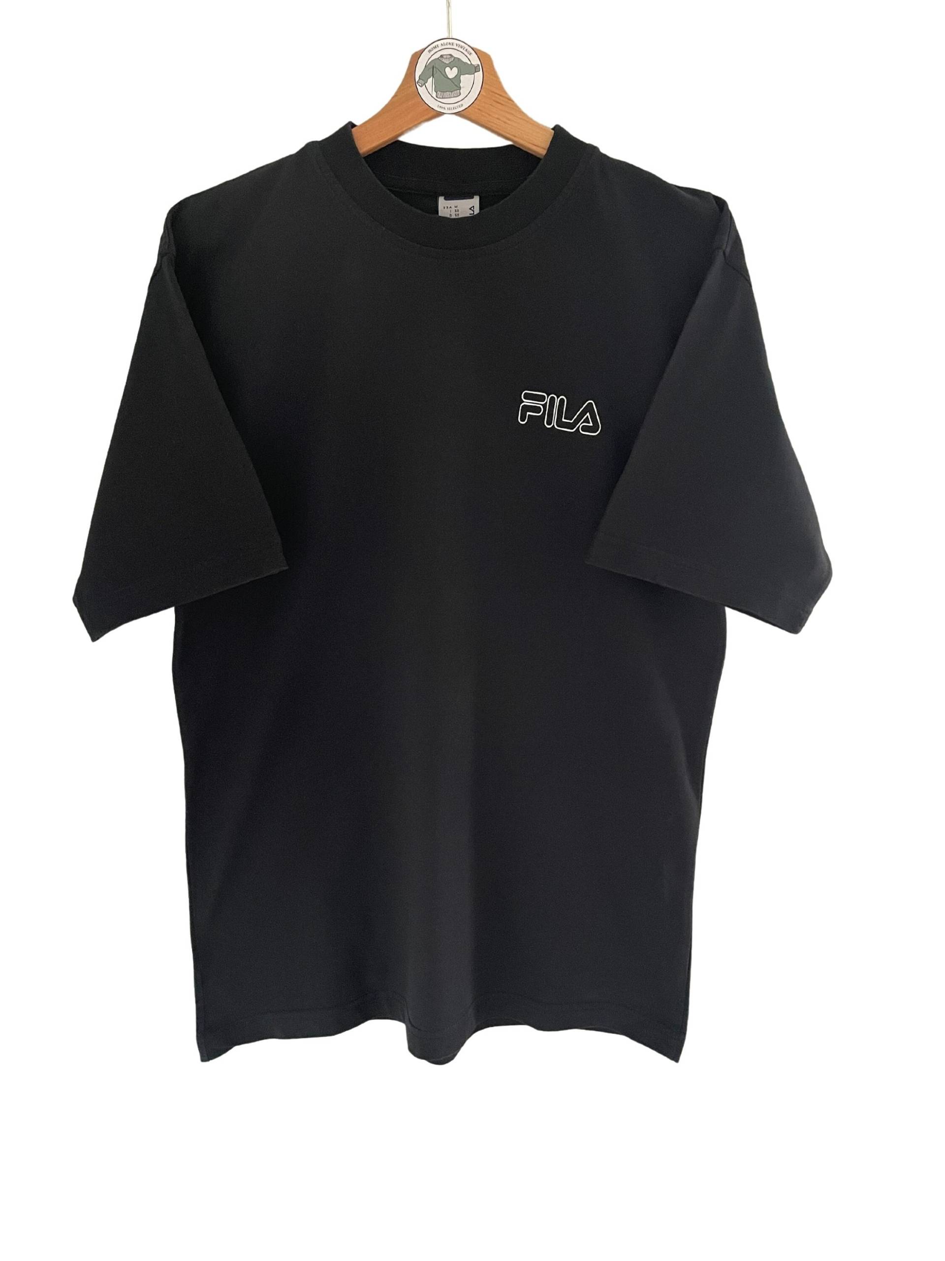 Fila Vintage Basic T-Shirt Gr. S - M Rundhals Shirt Kurzarm Schwarz 90Er 90S Front Logo Print Baumwolle Neuwertig Fila Vintage Basic T-Shirt Gr. S - M Rundhals Shirt Kurzarm Schwarz 90Er 90S Front Logo Print Baumwolle Neuwertig von HomeAloneVintageDE