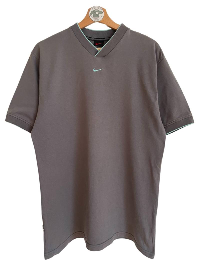 Nike Vintage Basic T-Shirt Gr. L Grau V-Ausschnitt Shirt Kurzarm 90Er 90S Mini Center Swoosh Logo Türkis Gestickt von HomeAloneVintageDE