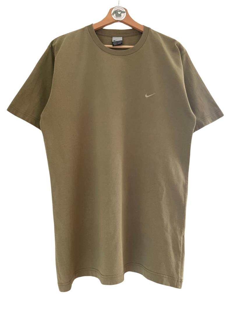 Nike Vintage Basic T-Shirt Gr. L Rundhals Shirt Kurzarm Mini Swoosh Logo Gestickt 2000Er Y2K Khaki Grün Hochwertige Baumwolle von HomeAloneVintageDE