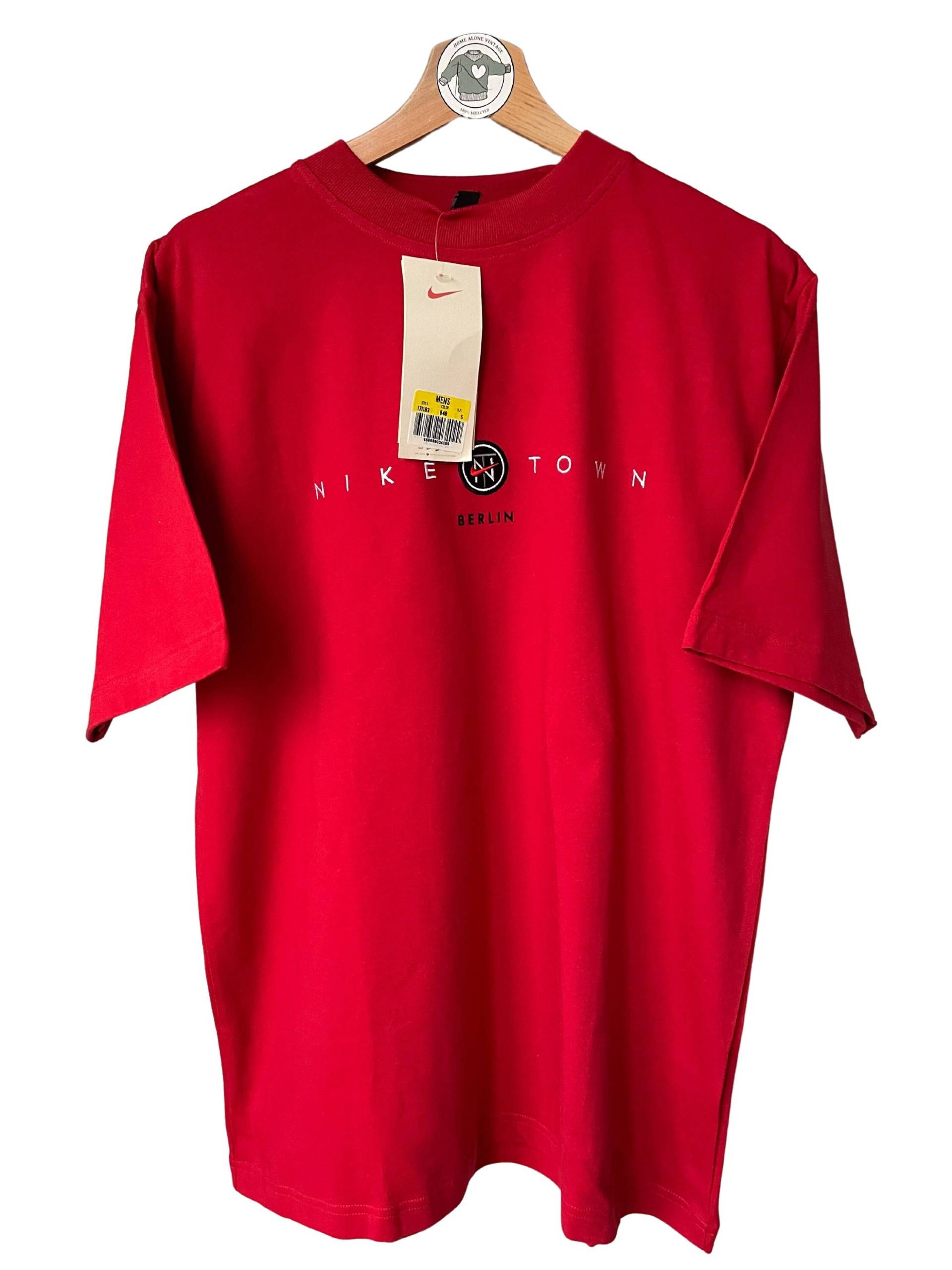 Nike Vintage Deadstock Basic T-Shirt Gr. L Town Berlin Rundhals Shirt Kurzarm Rot 90Er 90S Logo Gestickt Neu Mit Etikett Nike Vintage Deadstock Basic T-Shirt Gr. L Town Berlin Rundhals Shirt Kurzarm Rot 90Er 90S Logo Gestickt Neu Mit Etikett von HomeAloneVintageDE