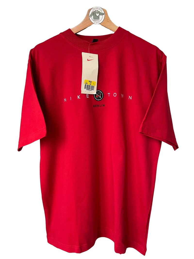 Nike Vintage Deadstock Basic T-Shirt Gr. L Town Berlin Rundhals Shirt Kurzarm Rot 90Er 90S Logo Gestickt Neu Mit Etikett Nike Vintage Deadstock Basic T-Shirt Gr. L Town Berlin Rundhals Shirt Kurzarm Rot 90Er 90S Logo Gestickt Neu Mit Etikett von HomeAloneVintageDE