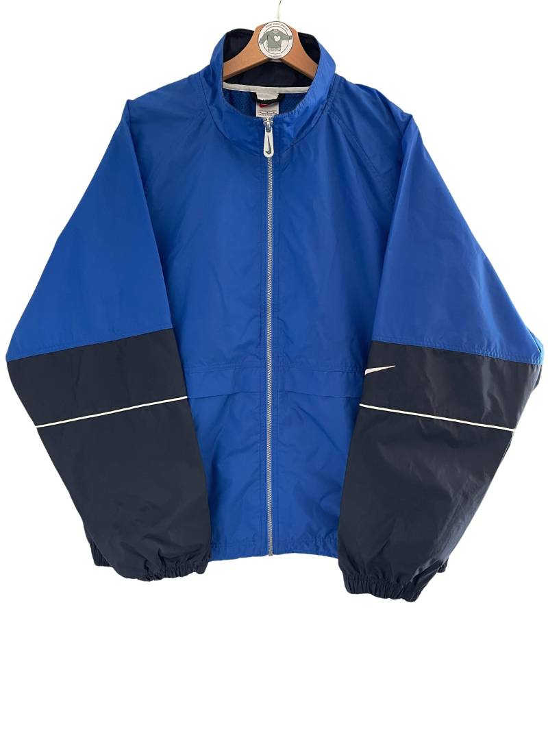 Nike Vintage Regenjacke Gr. L Blau Dunkelblau Windbreaker 90Er 90S Full-Zip Zipper Swoosh Gestickt 2 Eingriffstaschen Neuwertiger Zustand von HomeAloneVintageDE