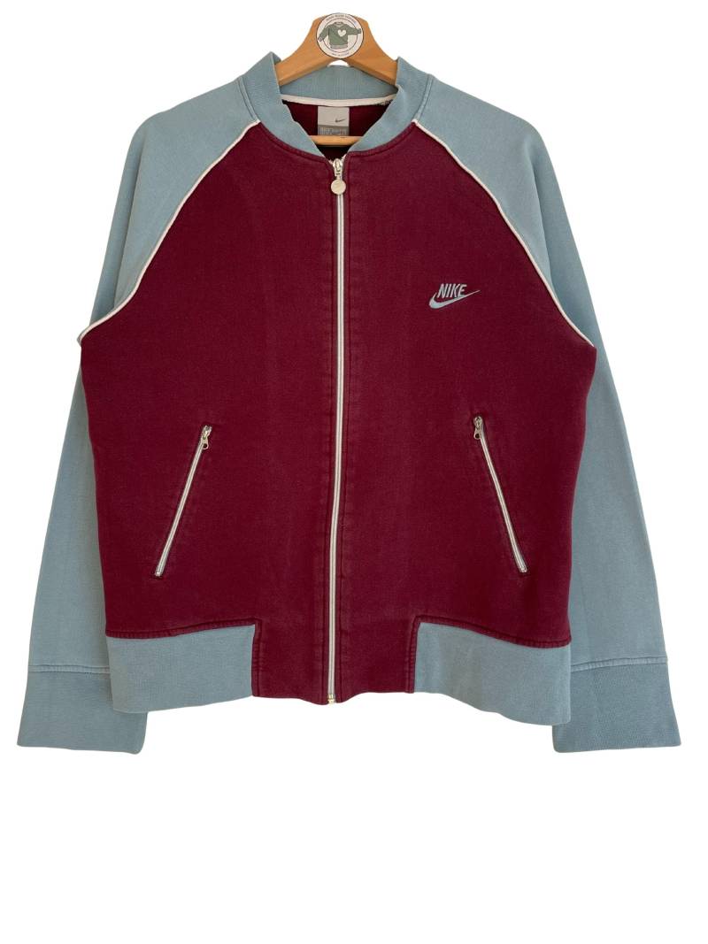 Nike Vintage Trainingsjacke Gr. M Bordeux Babyblau Trackjacket Fullzip Full-Zip Durchgehender Reißverschluss Y2K 2000Er Logo Gestickt von HomeAloneVintageDE