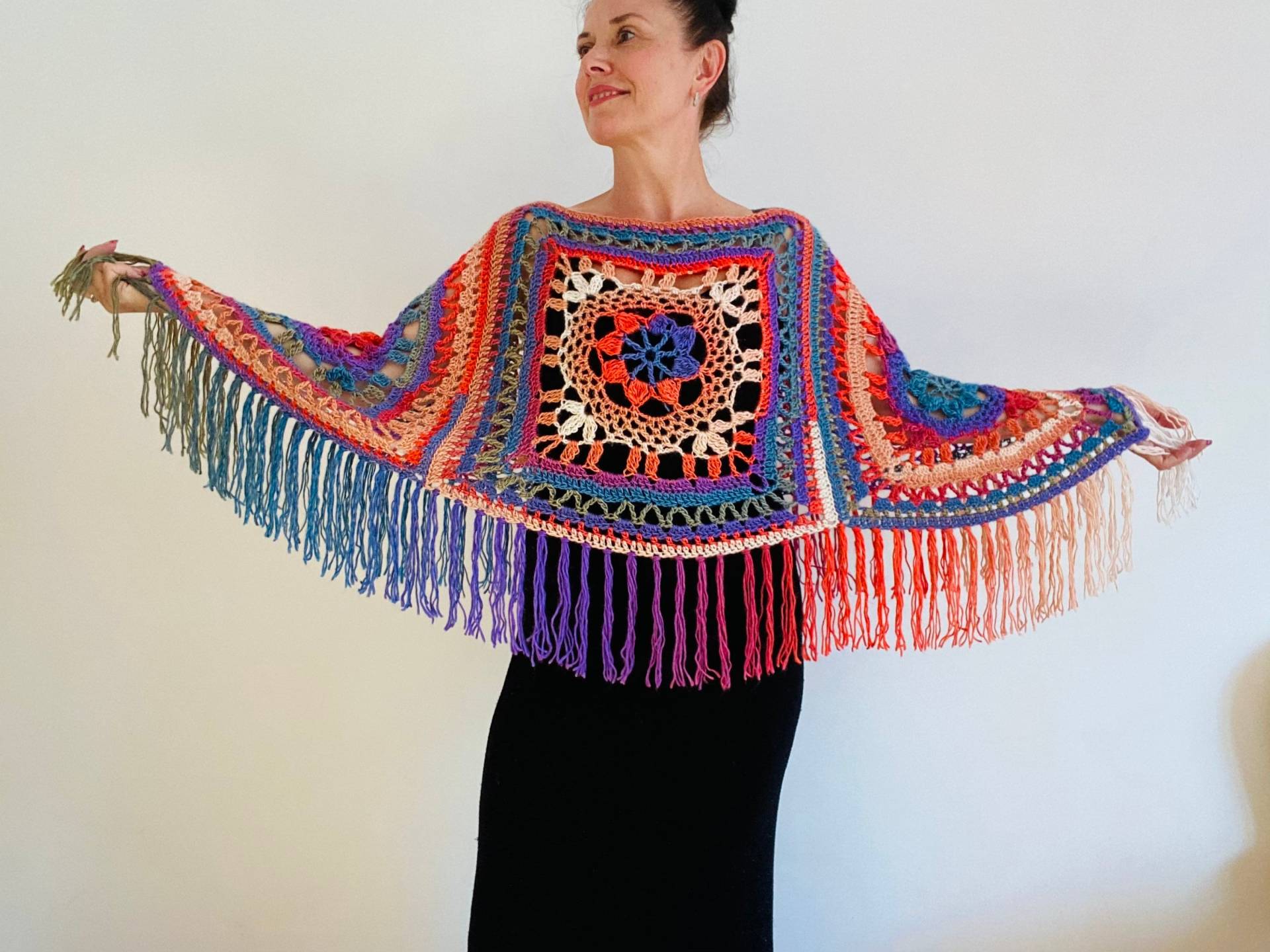 Frauen Poncho Fransen Omas Platz Kap Mantel Patchwork Regenbogen Festival Kleidung Hippie Frauen Poncho Fransen Omas Platz Kap Mantel Patchwork Regenbogen Festival Kleidung Hippie von HomeDecorKnit