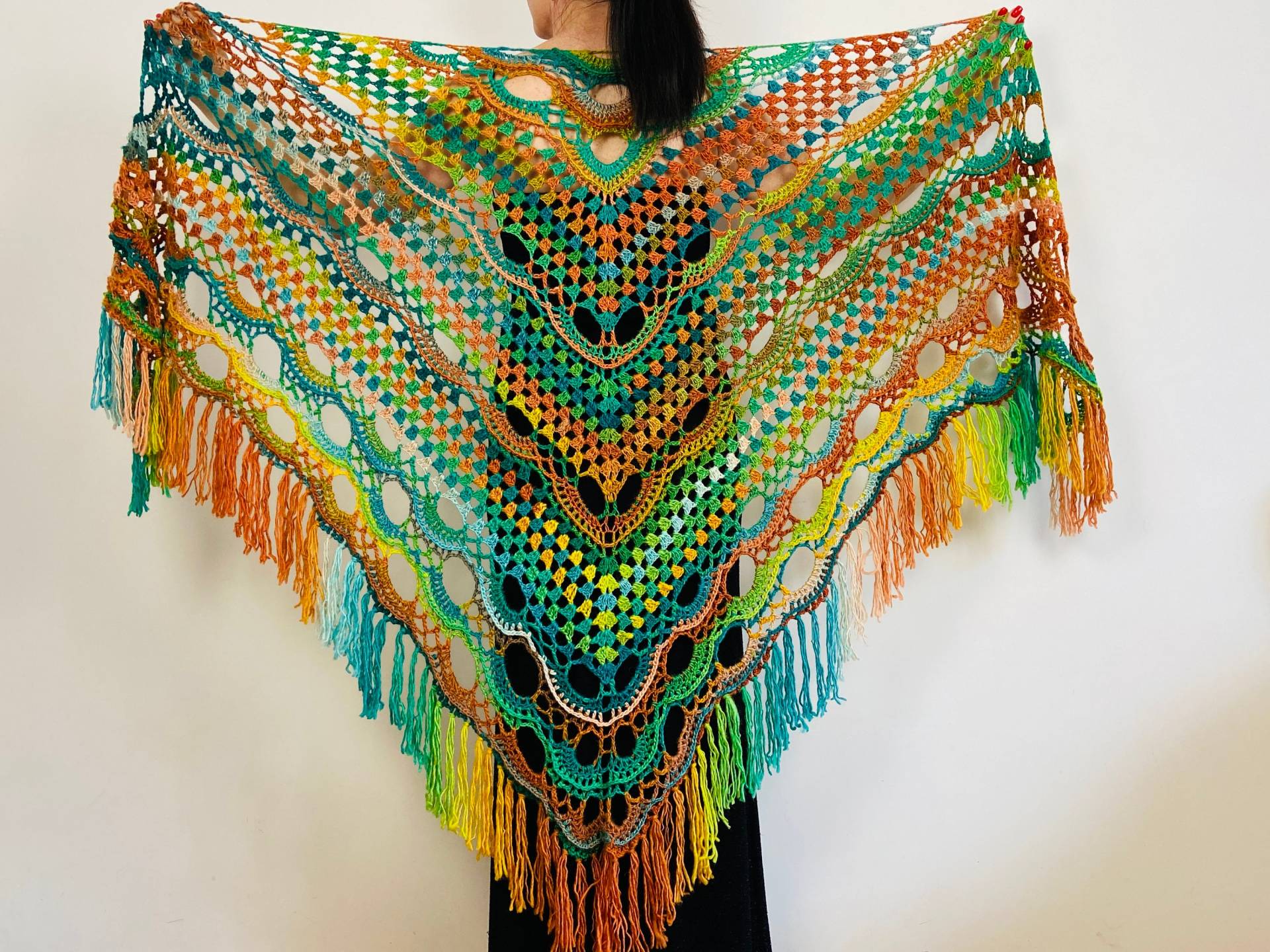 Grüner Dreieckstuch Fransen, Wollschal, Multicolor Gehäkelter Schal, Festival Schal Und Wraps, Gestrickter Häkel-Wrap, Karierter Geschenk Für Oma Grüner Dreieckstuch Fransen, Wollschal, Multicolor Gehäkelter Schal, Festival Schal Und Wraps, Gestrickter Häkel-Wrap, Karierter Geschenk Für Oma von HomeDecorKnit