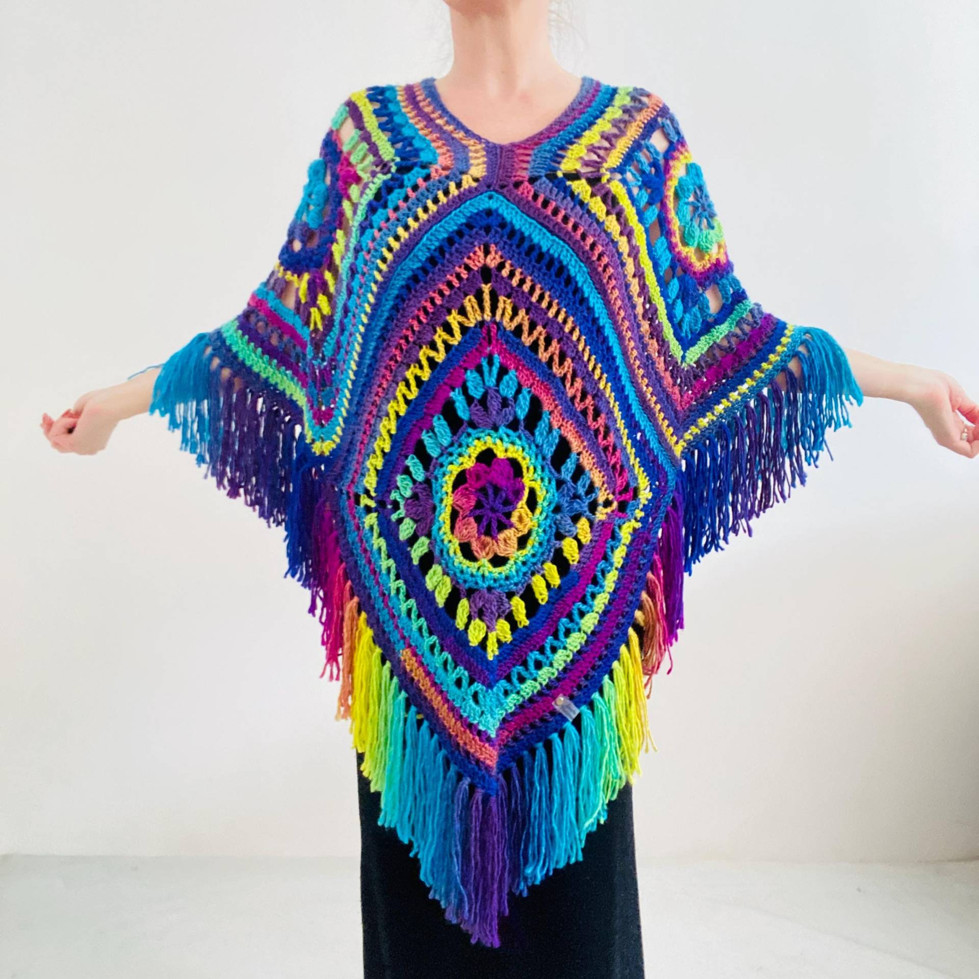 Violet Wolle Poncho Festival Kleidung Oma Quadrat Häkelponcho Frauen Warm Fransen Cape Decke Mexiko Violet Wolle Poncho Festival Kleidung Oma Quadrat Häkelponcho Frauen Warm Fransen Cape Decke Mexiko von HomeDecorKnit