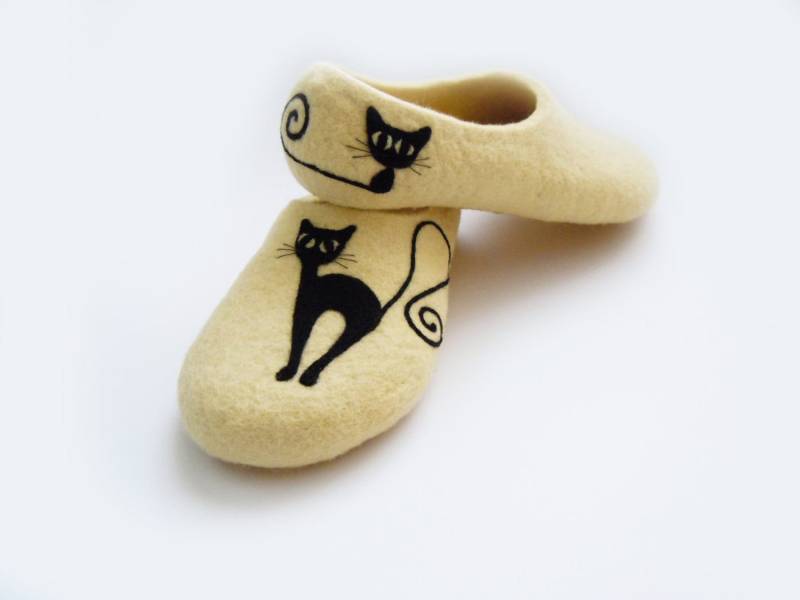 Gefilzte Cremefarbene Hausschuhe Black Cat von HomeSoulShop