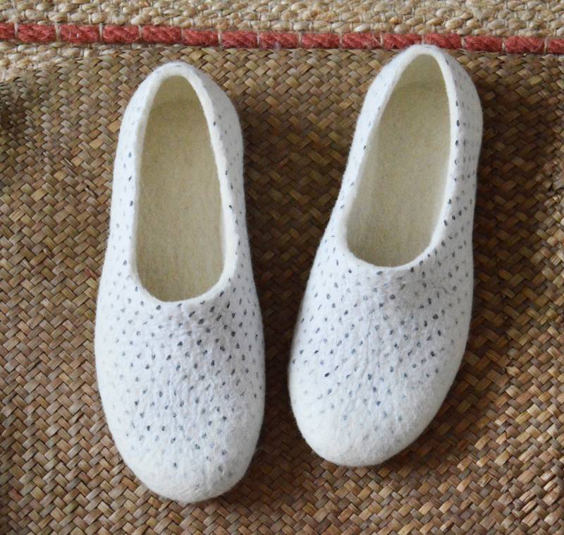 Gefilzte Frauenhausschuhe. Schwarze Tupfen von HomeSoulShop