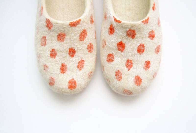 Gefilzte Sommer Farbe Hausschuhe Orange Dots von HomeSoulShop
