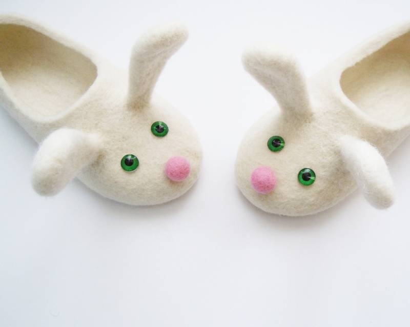 Zwei Weiße Häschen. Gefilzte Hausschuhe in Kindergröße von HomeSoulShop