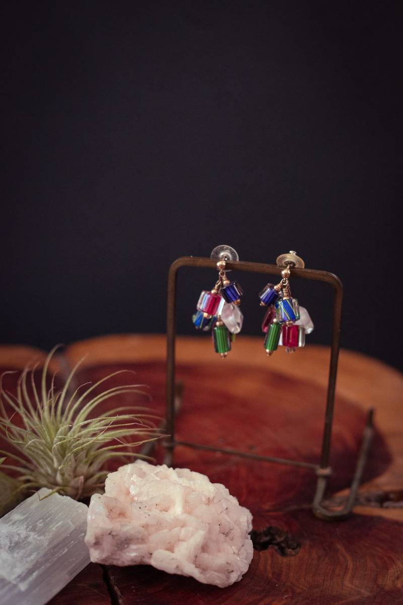Bunte Handgerollte Glasperlen Mit 14K Gold Filled Ball Post Back - Vintage Studio Glas Cluster Ohrringe von HomeSpiceVintage