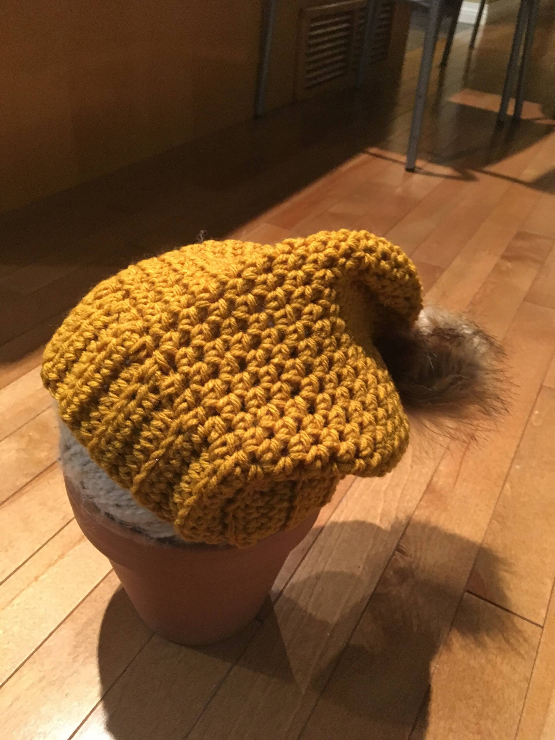 Senf Slouch Hut Mit Kunstpelz Pom Pom, Hut, Winterhut, Gemütliche Senf Slouch Hut Mit Kunstpelz Pom Pom, Hut, Winterhut, Gemütliche von HomeSpunGoodsCanada