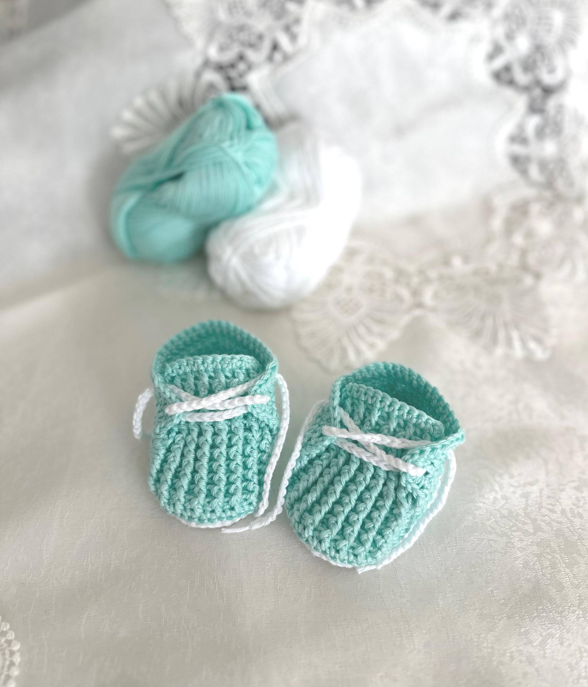 Babyschuhe Gehäkelt, Geschenk Zum Geburt, Für Neugeborene, Gift For Neuborn, Crochet Baby Shoes, Booties von HomeandBabyGiftshop