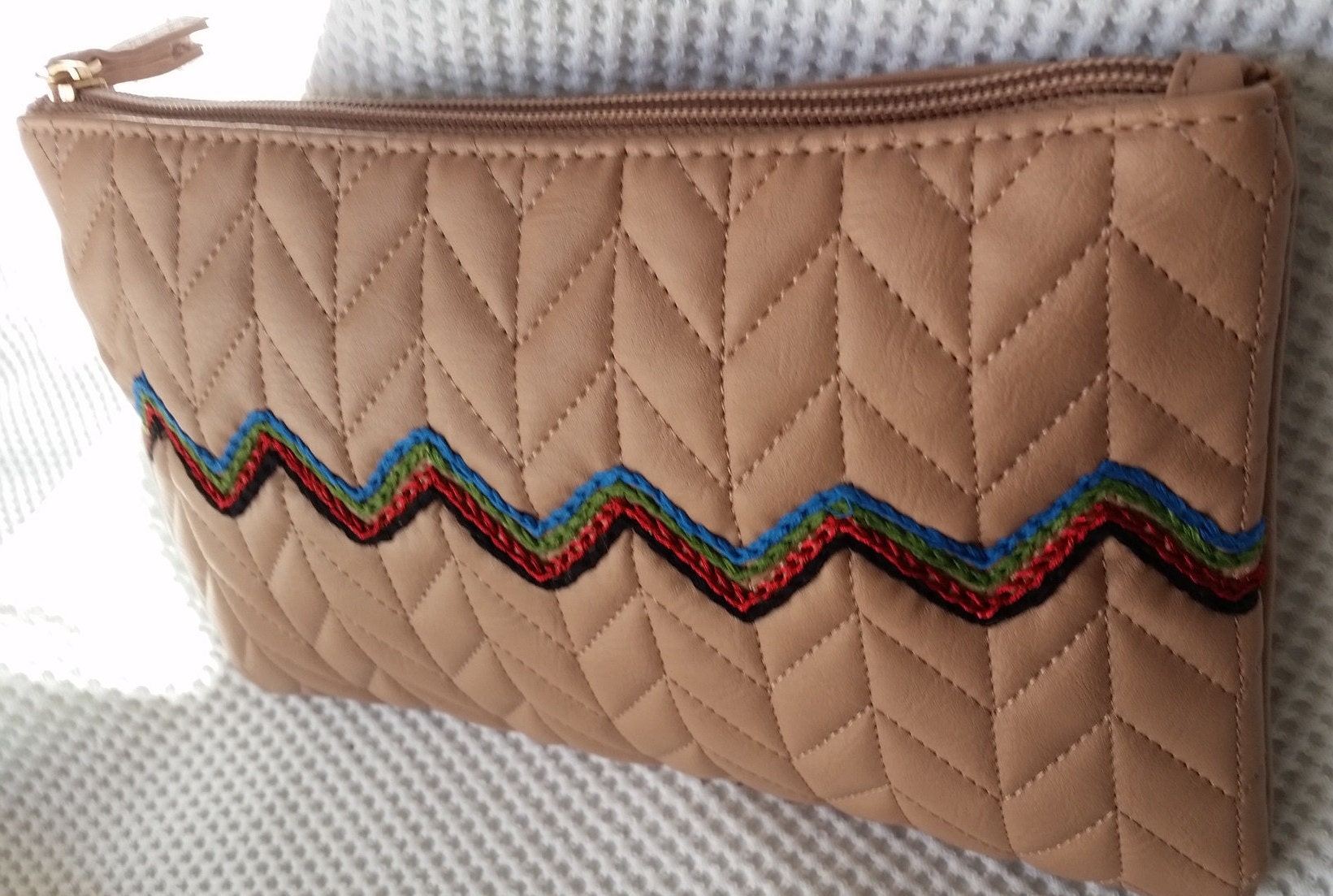 1 Damen Geldbörse, Beige Besticktes Täschchen Gesteppte Kosmetiktasche Aus Kunstleder 1 Damen Geldbörse, Beige Besticktes Täschchen Gesteppte Kosmetiktasche Aus Kunstleder von Homeandfashioncrafts