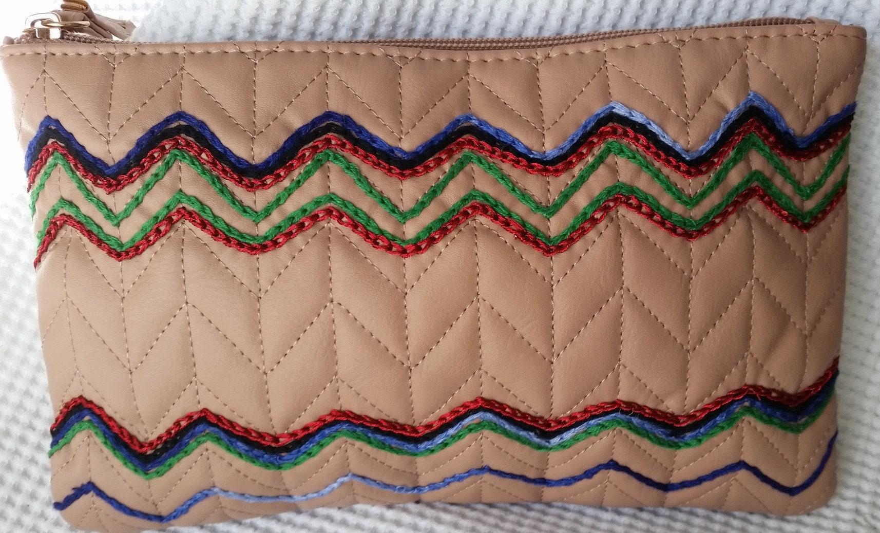 1 Damen Geldbörse, Beige Besticktes Täschchen Gesteppte Kosmetiktasche Aus Kunstleder 1 Damen Geldbörse, Beige Besticktes Täschchen Gesteppte Kosmetiktasche Aus Kunstleder von Homeandfashioncrafts
