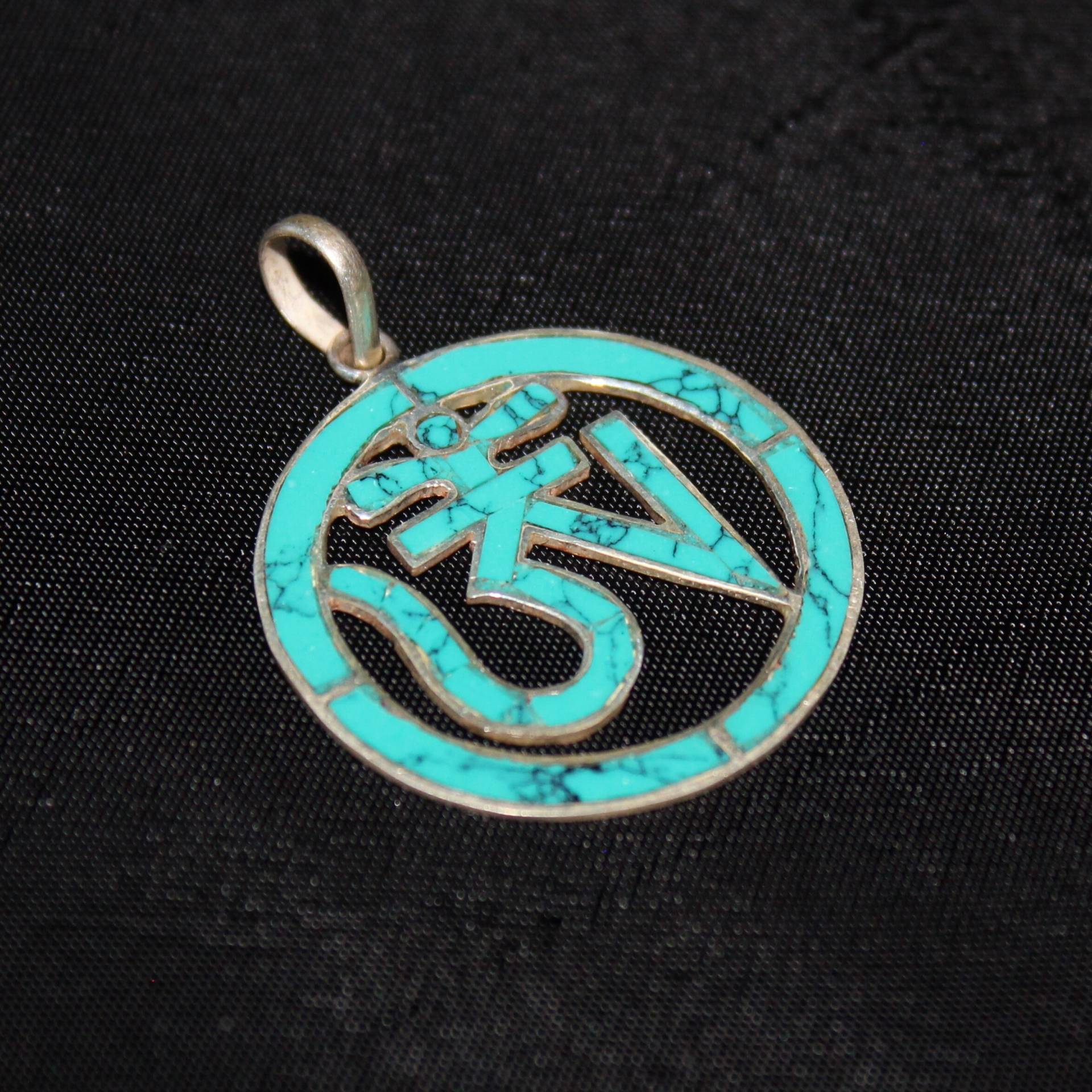 925 Sterling Silver Round Tibetan Om Pendant 925 Sterling Silver Round Tibetan Om Pendant von HomelyHimalaya