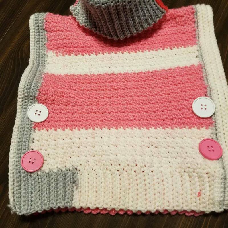 Lippenstift Auf Dem Kragen Kind Poncho Mit Schildkrötenhals Und Akzent Knöpfe von HomemadebyMa