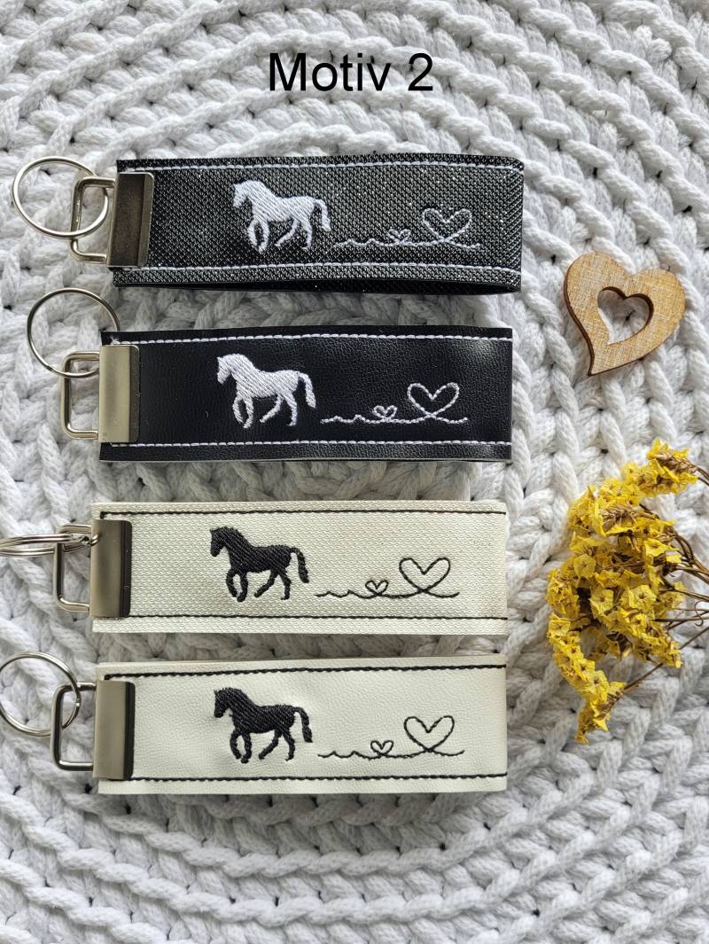 Schlüsselanhänger Pferd, Schlüsselband, Bestickt, Pferde Schlüsselanhänger, Personalisiert, Motiv 2 von HomemadebySaraKShop