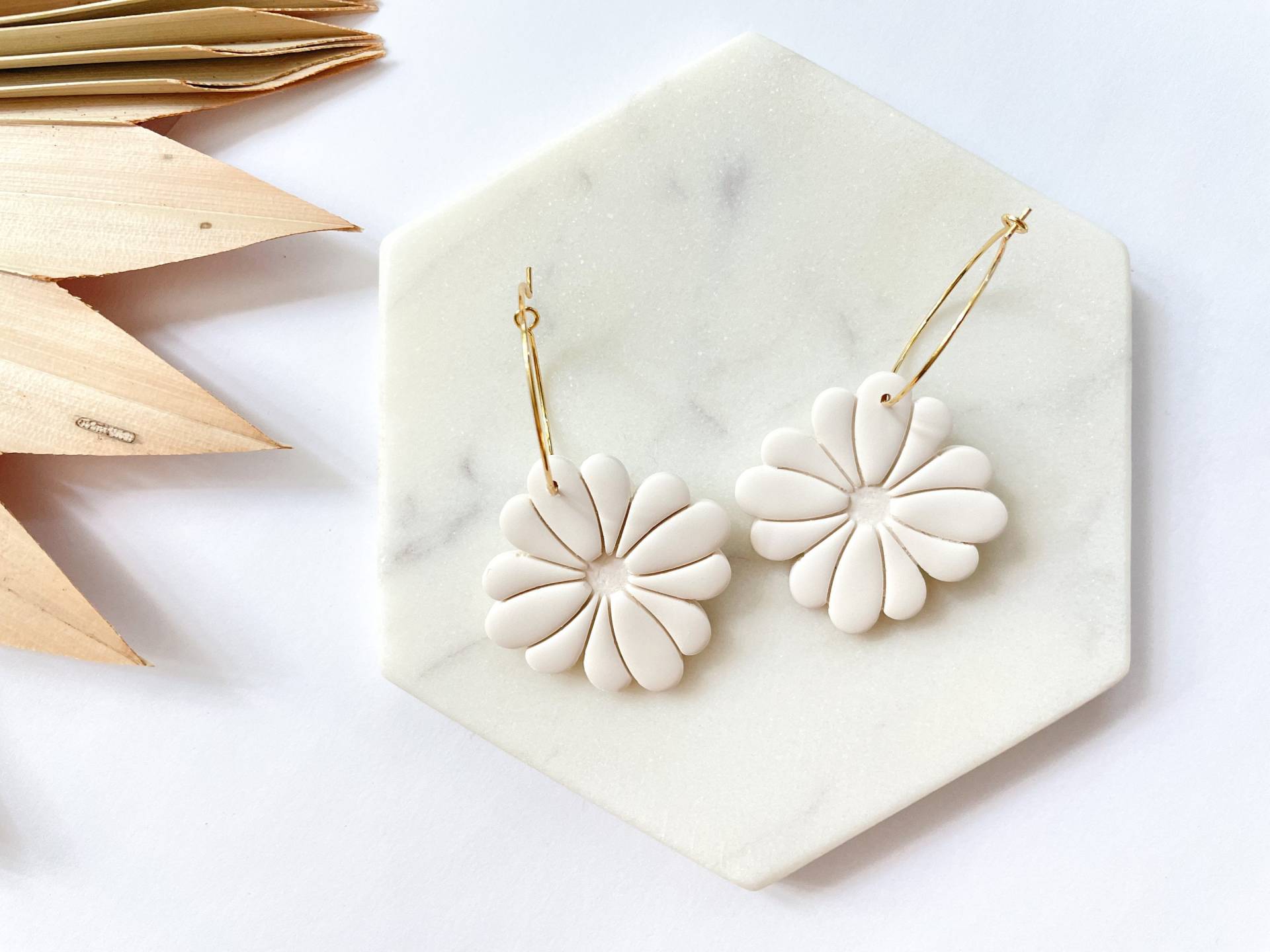 Elfenbeinfarbene Blumencreolen | Hypoallergene Tonohrringe Elfenbeinfarbene Blumencreolen | Hypoallergene Tonohrringe von Homewoodclay