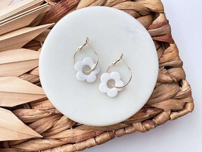 Gesprenkelte Weiße Daisy Creolen | Hypoallergene Tonohrringe Gesprenkelte Weiße Daisy Creolen | Hypoallergene Tonohrringe von Homewoodclay