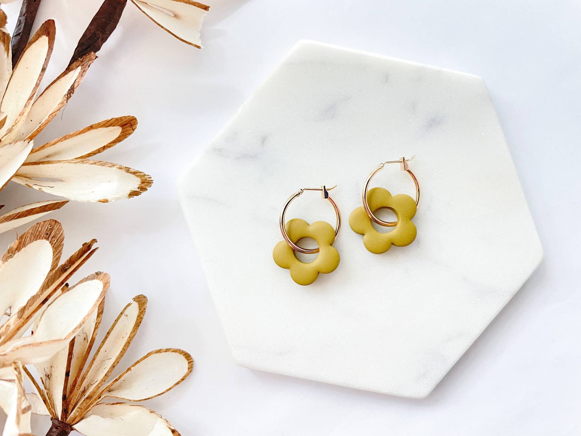 Senffarbene Gänseblümchen Creolen | Hypoallergene Tonohrringe Senffarbene Gänseblümchen Creolen | Hypoallergene Tonohrringe von Homewoodclay